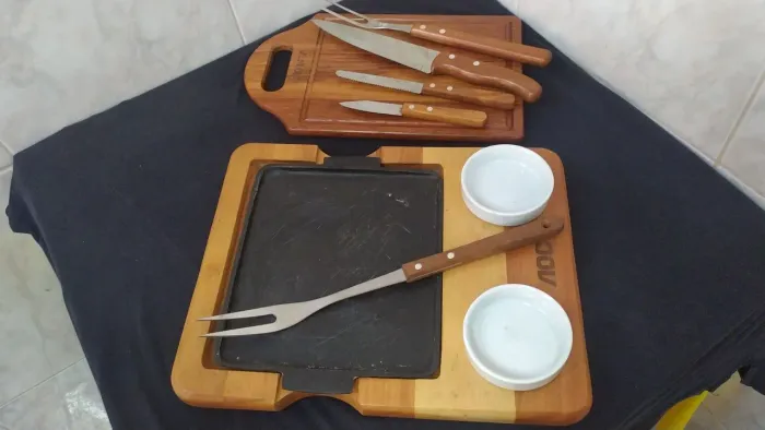 Tábua de Churrasco e Facas ou Tábua de Churrasco com Chapa de Ferro Fundido e Cumbucas