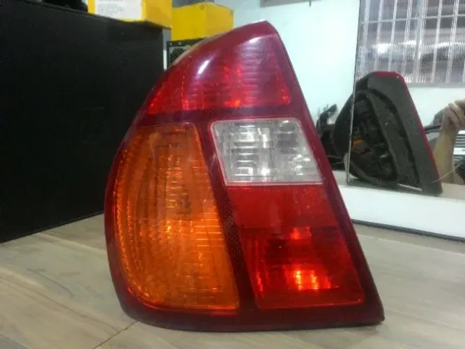 Lanterna Esquerda Renault Clio Sedan Tricolor 2000 a 2003 028051052