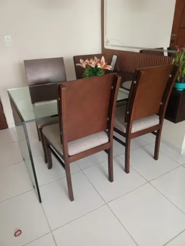 mesa 4 cadeiras , toda vidro e cadeiras madeira pura 