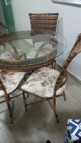 Mesa de jantar com 4 cadeiras de vime sintético 