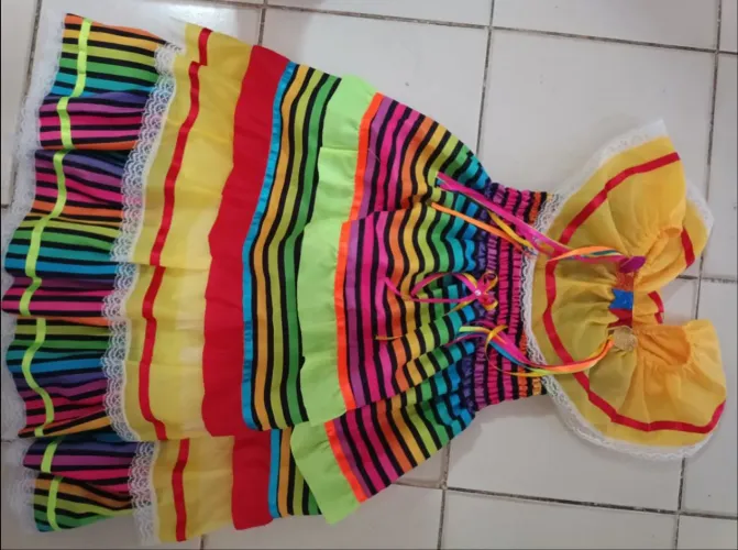 Vendo Vestido Infantil,colorido Arco-Íris veste até 10 anos
