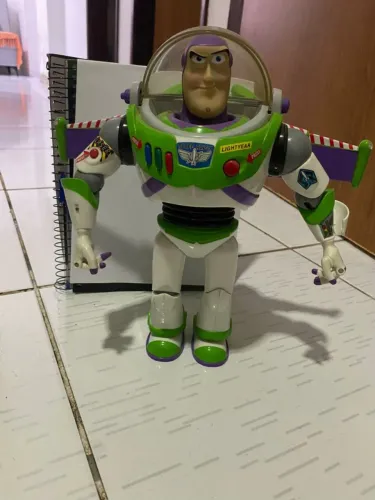 Boneco Buzz Lightyear orinal Disney store toy Story 3 reproduz as falas do boneco do filme