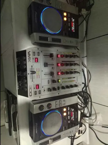 Par de CDj-200 Pioneer mais Mixer behringer VMX-300