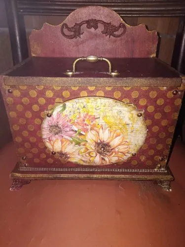 Bau mini antigo lindo ou portá joia