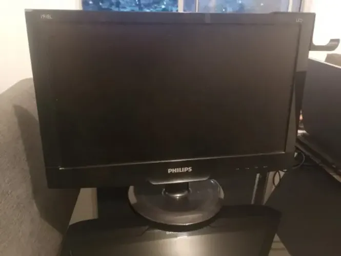 Tela de computador 19 polegadas para retirada de peças.