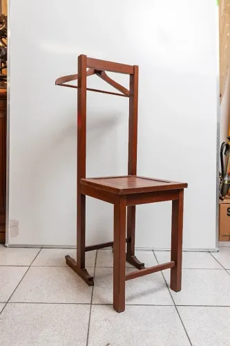 Antiga e Estilosa Cadeira de Madeira Maciça com Cabideiro atrás no Encosto 