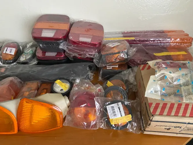 Vendo lote de lanternas e lentes para caminhão e baús