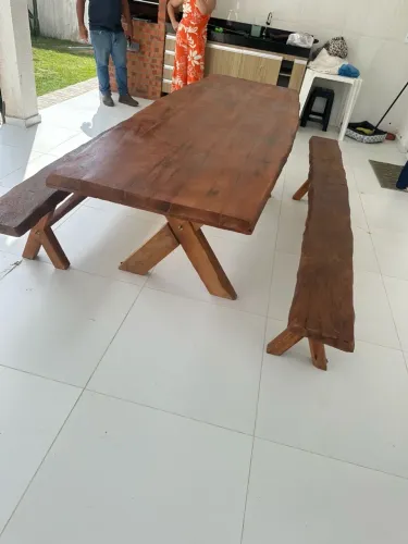MESA RÚSTICA EM MADEIRA GROSSA 