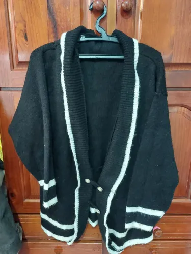 Cardigan Preto com Detalhes Brancos