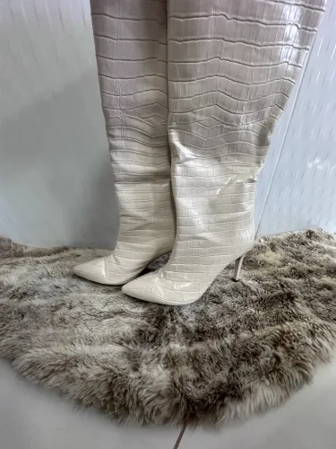 Bota Arezzo Off-White Croco Cano Longo Salto Fino
