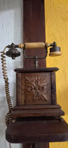 Telefone Antigo em Madeira Entalhada - Peça Vintage de Colecionador