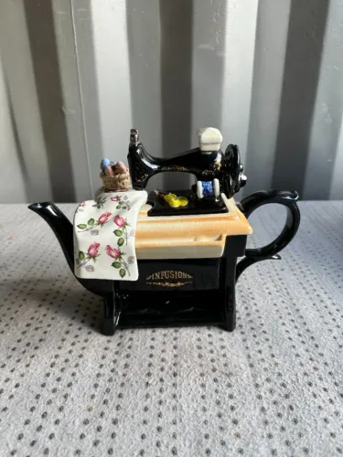 Raro bule em porcelana inglesa Cardew Design, modelado na forma de máquina de costura