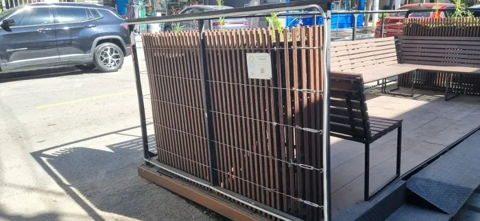 Vendo Floreira alta em madeira plastica