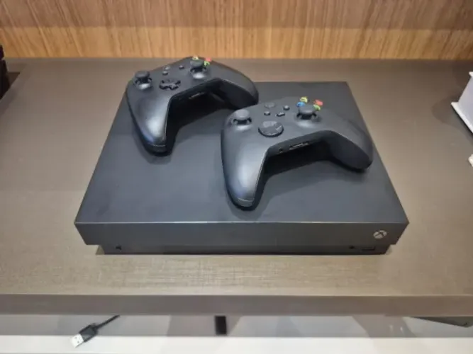 XBOX ONE X + 2 Controles