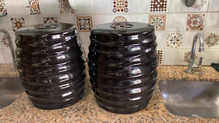 Potes de cerâmica Na cor preta (os dois)pote decorativo
