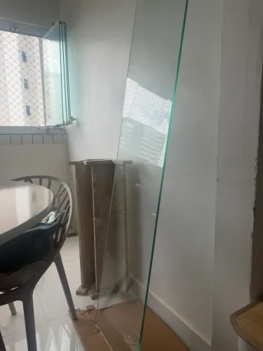 Base de granito, com tampo de vidro
