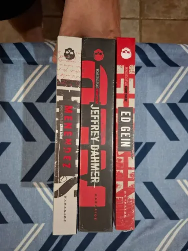 Livros da coleção MONSTROS - SERIAL KILLERS - DAHMER, GEIN E MENENDES