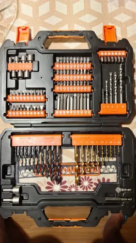 JOGO FURAR E PARAFUSAR 104 PEÇAS COM MALETA BLACK DECKER