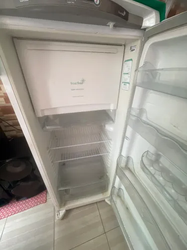 Vendo geladeira 300litros em bom estado