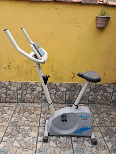 Bicicleta Ergométrica, usada, com painel de funções sem funcionar.