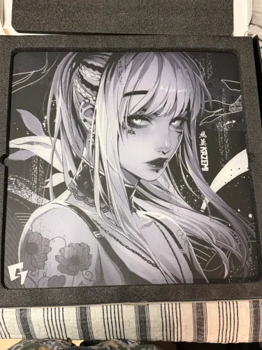 Vendo mousepad de vidro da GLSSWRKS Dark Kazemi