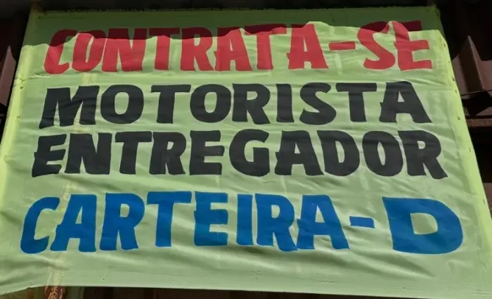 Contrata-se Motorista entregador carteira De gesso em drywall