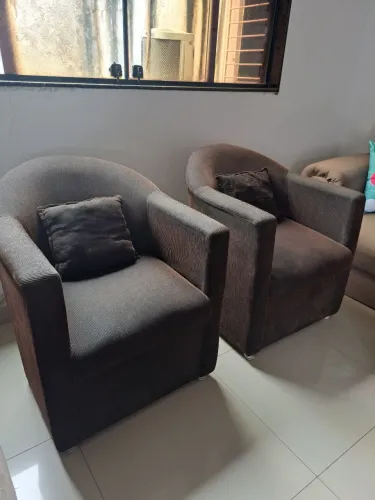 Duas poltronas bem conservadas