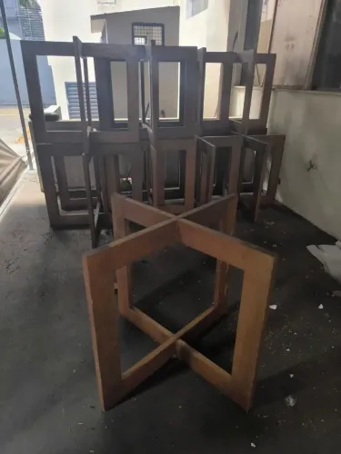 Pé de Mesa de Madeira