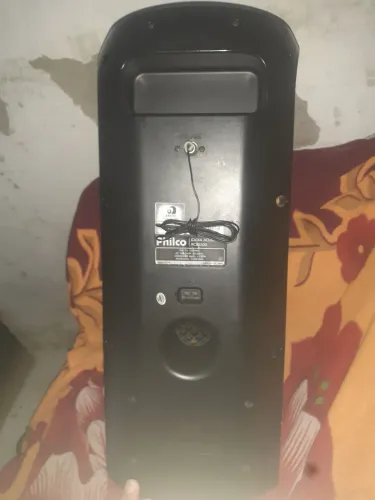 Vendo uma caixa de som semi nova poucas marcas de uso