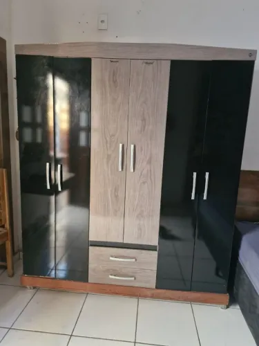 Guarda roupa com rodinhas desmontado 