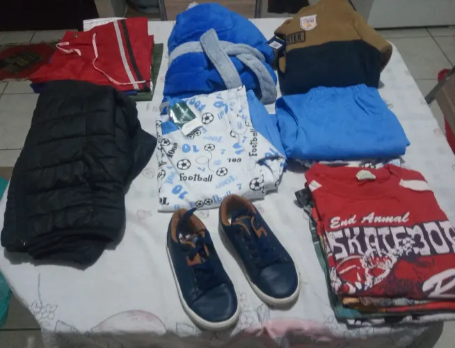 Roupas e calçados de menino