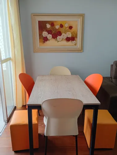 mesa com cadeiras e quadro 2 puffs 550,00