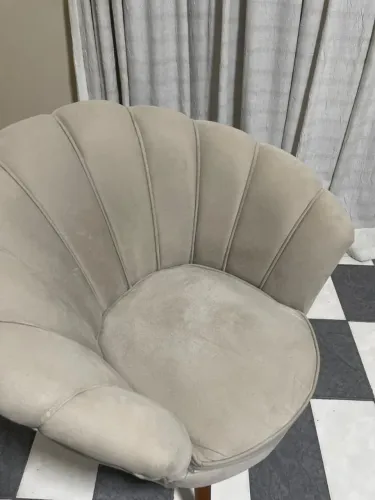 Vende se poltrona modelo concha novinha cor bege
