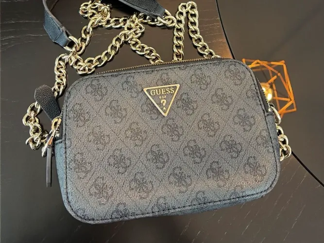 Bolsa Guess, Preta, Alça de Corrente Dourada