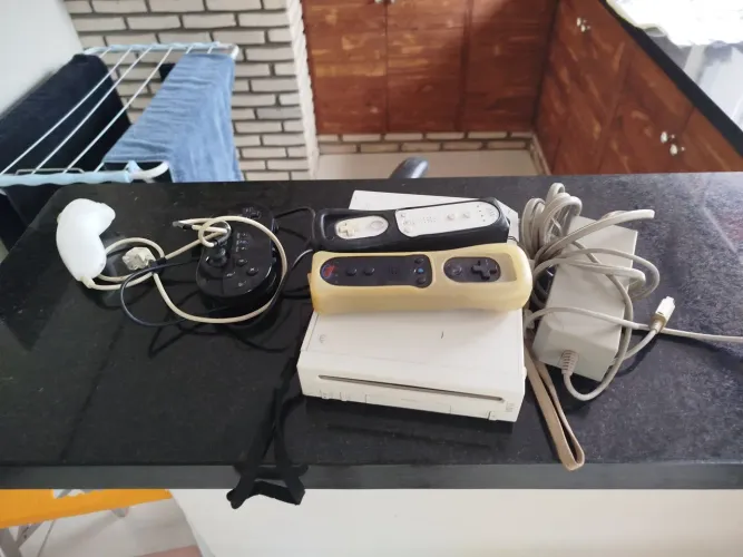 Nintendo Wii,(defeito) console usado com dois controles, sensor  e fonte , SD de 2 g