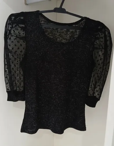 Desapego blusa preta p brilhosa 10 reais