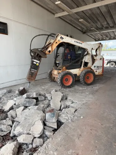 Bobcat demolição controlada