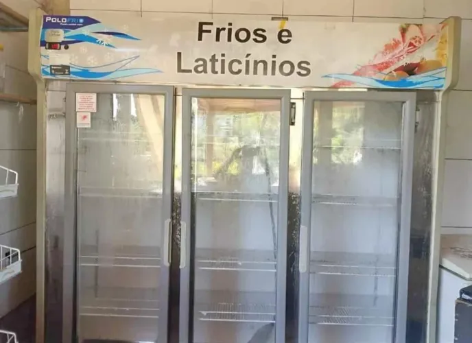Freezer Expositor Tripla portas PoloFrio 127v semi novo o