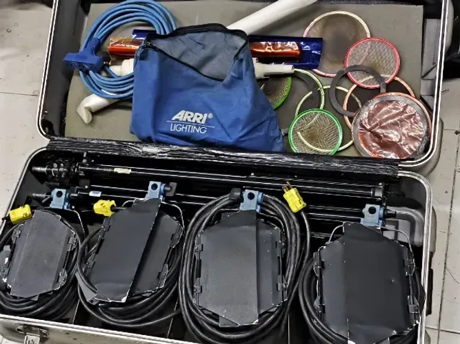 Mala Iluminação Arri 4 refletores (3-650W e 1-300W) + tripes, cabos e diversos acessorios