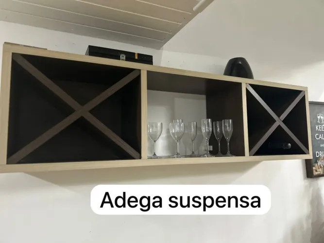 Adega suspensa