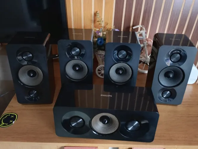 Conjunto com 5 caixas acústicas Philips de home theater