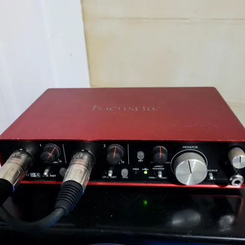 Interface de audio focusrite scarlett 2i4
