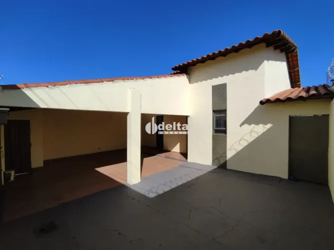 Casa com 3 quartos disponível para locação no bairro Santa Mônica em Uberlândia-MG.