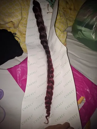 Vendo uma mexa de cabelo vermelho 