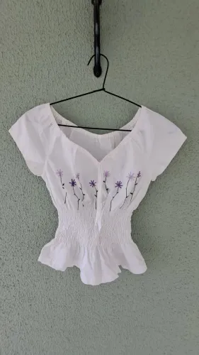 Blusa branca com bordado