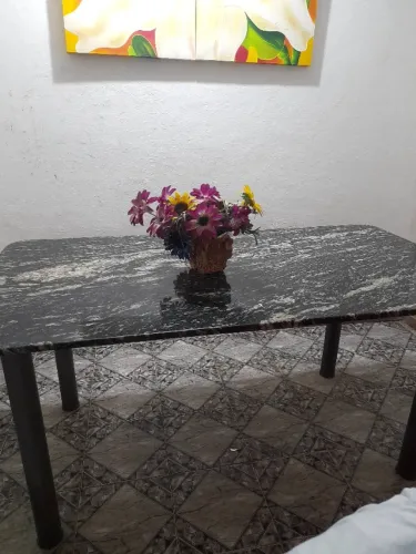 Mesa para 6 lugares (sem as cadeiras)
