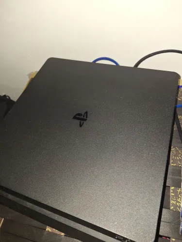 Ps4 semi novo com controle em ótimos estados sem drift e com dois jogos