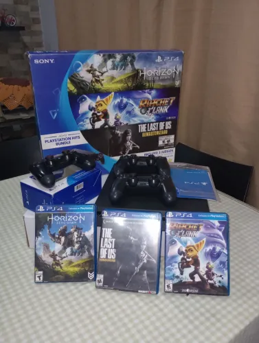 PS4 slim 500gb + 3 joysticks+ jogos 