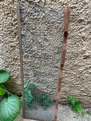 Grade de proteção basculante