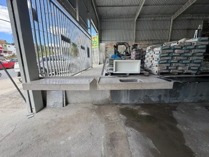 2 Bancadas em Granito Siena com Estrutura de Aço + 6 Mesas Granito